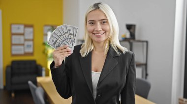 Genç, güzel, İspanyol bir kadın. Ofiste dolarları tutan bir işçi.