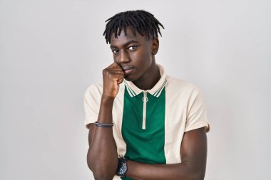 Münzevi arka planda oturan Afrikalı bir adam elleri ağız ısıran tırnaklarla gergin ve stresli görünüyor. anksiyete. 