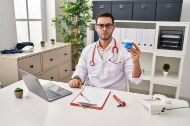 Sakallı, pamuklu sakallı, genç İspanyol bir doktor. Düşünen tutum ve ayık yüz ifadesi. Kendine güvenen biri. 