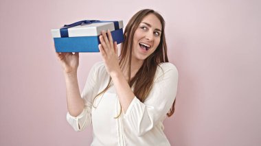 Genç, güzel, İspanyol bir kadın, kendine güvenen bir şekilde gülümsüyor.