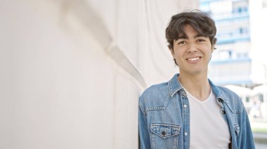 Üniversitede kendinden emin gülümseyen genç bir İspanyol.