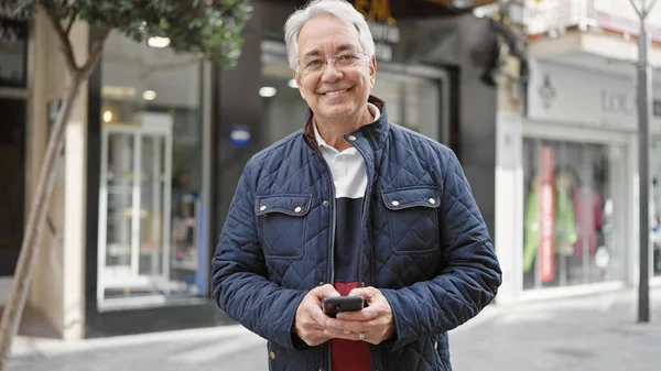 Uomo Mezza Età Con Capelli Grigi Utilizzando Smartphone Sorridente Strada — Foto Stock