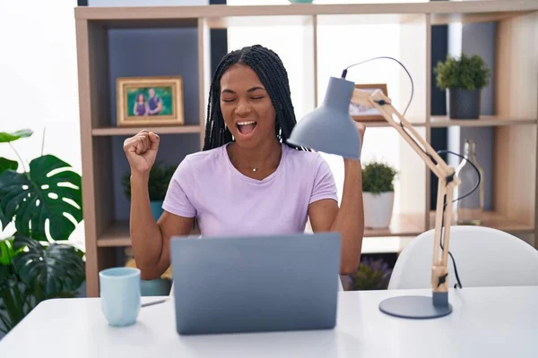 Afroamerikanerin Mit Zöpfen Mit Laptop Hause Sehr Glücklich Und Aufgeregt — Stockfoto