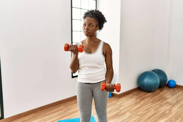 African American Woman Using Dumbbells Training Sport Center — Stock Photo, Image