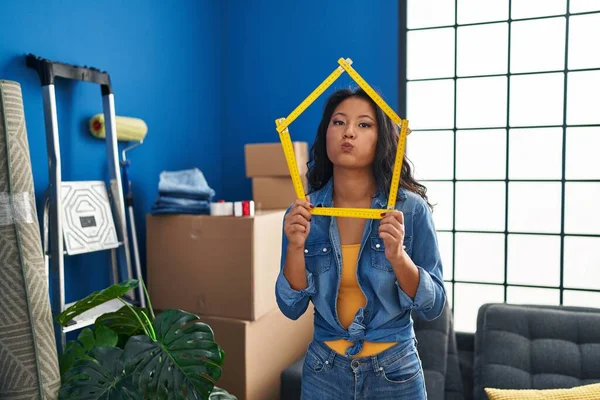 Joven Mujer Asiática Moviéndose Nuevo Hogar Hinchando Mejillas Con Cara — Foto de Stock