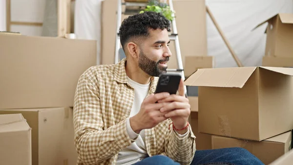 Jovem Hispânico Usando Smartphone Sentado Chão Uma Nova Casa — Fotografia de Stock