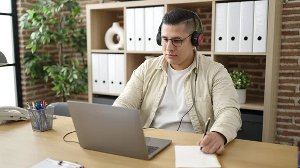 Trabajador Negocios Hispano Joven Usando Portátil Con Auriculares Oficina — Foto de Stock