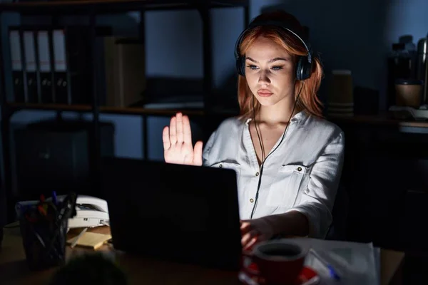 Geceleri Ofiste Çalışan Beyaz Bir Kadın Avucunun Içi Gibi Şarkı — Stok fotoğraf