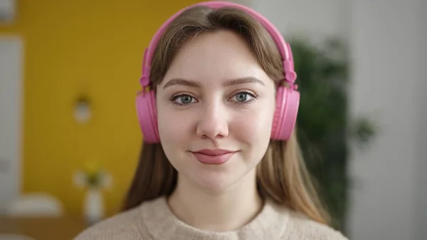 Ung Blond Kvinna Lyssnar Musik Som Står Hemma — Stockfoto