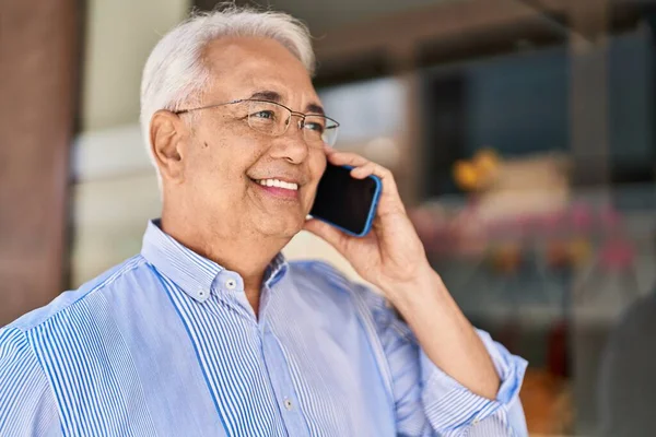 Hombre Mayor Sonriendo Confiado Hablando Teléfono Inteligente Calle —  Fotos de Stock