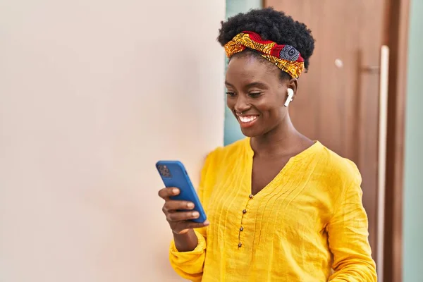 Νεαρή Αφροαμερικανή Γυναίκα Χαμογελά Αυτοπεποίθηση Χρησιμοποιώντας Smartphone Στο Δρόμο — Φωτογραφία Αρχείου