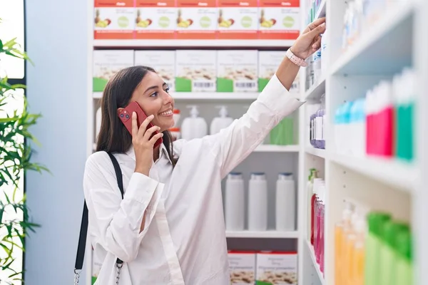 Young Beautiful Hispanic Woman Customer Smiling Confident Talking Smartphone Pharmacy — 스톡 사진