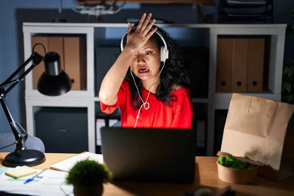 Young Asian Woman Working Office Laptop Night Surprised Hand Head — Stock Photo, Image