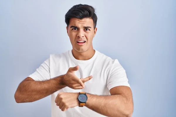 Hispanic Man Standing Blue Background Hurry Pointing Watch Time Impatience — Stock Photo, Image