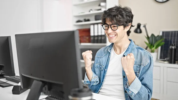 オフィスで勝者の表現で働くコンピュータを使用して若いヒスパニック系の男のビジネスワーカー — ストック写真