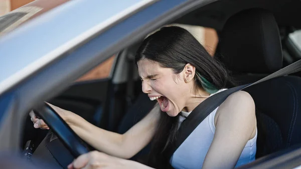 Молодая Красивая Латиноамериканка Стресс Вождение Автомобиля Улице — стоковое фото