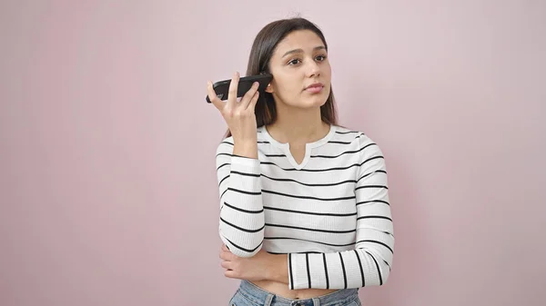 Junge Schöne Hispanische Frau Hört Audiobotschaft Vom Smartphone Über Isoliertem — Stockfoto