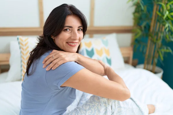 Middle Age Hispanic Woman Smiling Confident Sitting Bed Bedroom — 스톡 사진