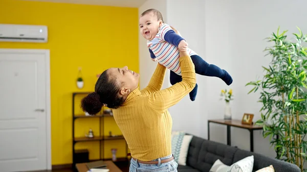Madre Hijo Sonriendo Confiados Sosteniendo Bebé Aire Casa — Foto de Stock