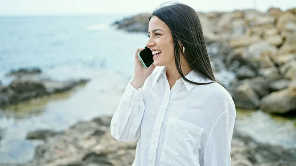 Joven Hermosa Mujer Hispana Hablando Smartphone Sonriendo Orilla Del Mar — Foto de Stock