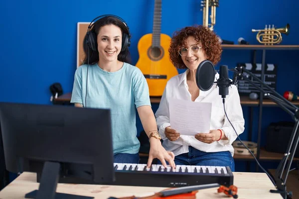 Dos Mujeres Músicos Cantando Canciones Tocando Teclado Piano Estudio Música — Foto de Stock