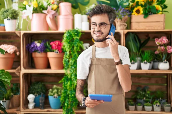 Fiatal Spanyol Férfi Virágárus Beszél Okostelefonon Segítségével Touchpad Virágüzlet — Stock Fotó