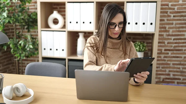 Hermosa Mujer Hispana Trabajadora Negocios Usando Touchpad Laptop Oficina —  Fotos de Stock
