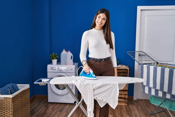 Genç Güzel Spanyol Kadın Gülümsüyor Çamaşırhanede Kendine Güvenen Ütü Yapıyor — Stok fotoğraf