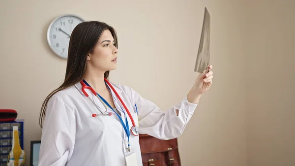 Young Beautiful Hispanic Woman Doctor Looking Xray Standing Clinic — Stock Photo, Image