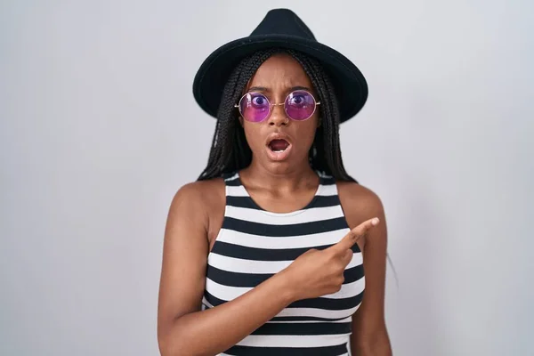 Молодой Африканский Американец Косичками Шляпе Солнцезащитных Очках Удивлен Показывая Пальцем — стоковое фото