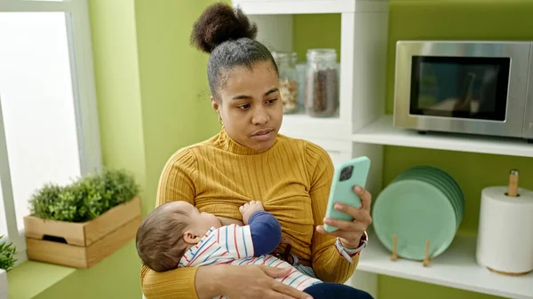 Μητέρα Και Γιος Που Χρησιμοποιούν Μωρό Θηλασμού Smartphone Στην Τραπεζαρία — Φωτογραφία Αρχείου