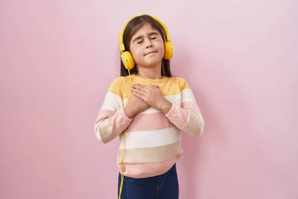 Little Hispanic Girl Listening Music Using Headphones Smiling Hands Chest — Stock Photo, Image