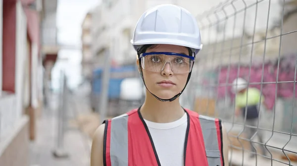 Junge Schöne Hispanische Bauarbeiterin Steht Mit Ernstem Gesichtsausdruck Auf Der — Stockfoto