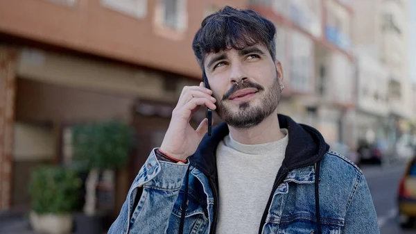Genç Spanyol Adam Kahve Dükkanının Terasında Telefonla Konuşuyor — Stok fotoğraf
