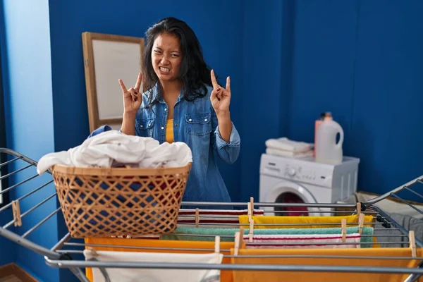 Mladá Asiatka Věší Oblečení Prádelní Šňůru Křičí Bláznivým Výrazem Dělá — Stock fotografie