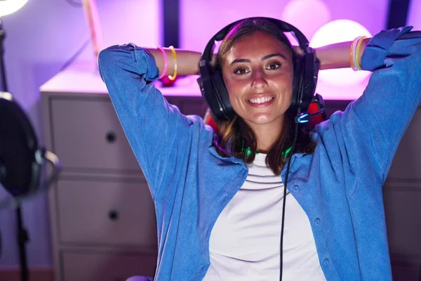 Jonge Mooie Spaanse Vrouw Streamer Glimlachen Zelfverzekerd Ontspannen Met Handen — Stockfoto