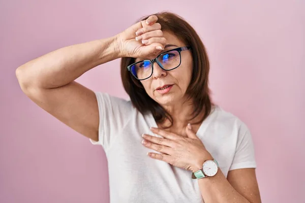 Middle Age Hispanic Woman Standing Pink Background Touching Forehead Illness — Foto de Stock