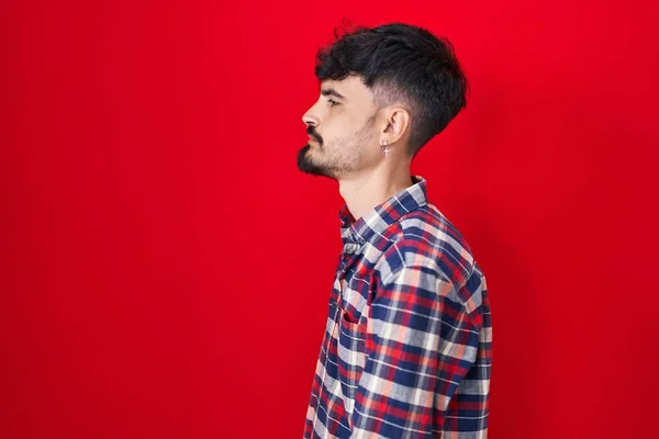 Homem Hispânico Jovem Com Barba Sobre Fundo Vermelho Olhando Para — Fotografia de Stock