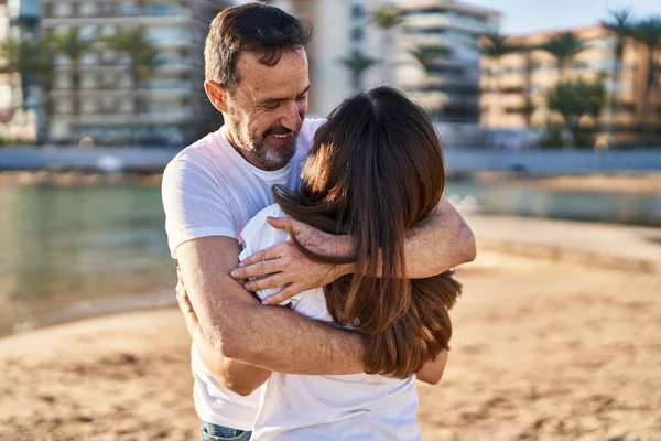 Mediana Edad Hombre Mujer Pareja Abrazándose Pie Orilla Del Mar —  Fotos de Stock