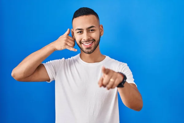 Young Hispanic Man Standing Blue Background Smiling Doing Talking Telephone — 스톡 사진