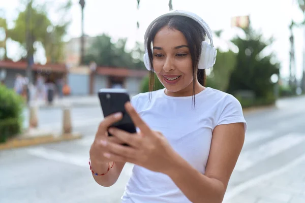 Молода Арабська Жінка Слухає Музику Вулиці — стокове фото