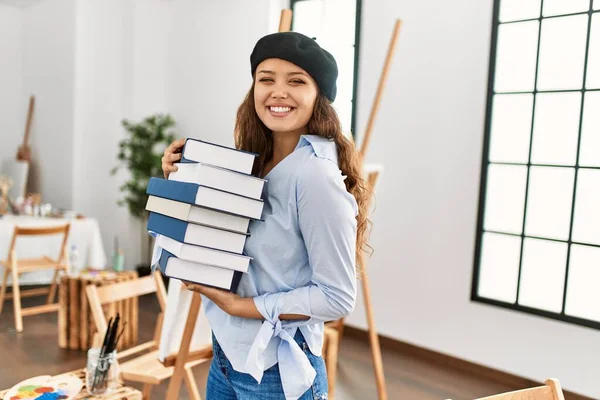 Joven Hermosa Artista Hispana Sonriendo Confiada Sosteniendo Libros Estudio Arte — Foto de Stock