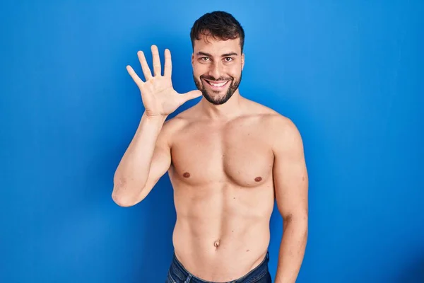 Schöner Hispanischer Mann Der Ohne Hemd Dasteht Und Mit Fingern — Stockfoto