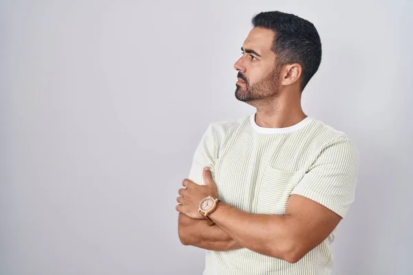 Hispanic Man Beard Standing Isolated Background Looking Side Arms Crossed — Photo