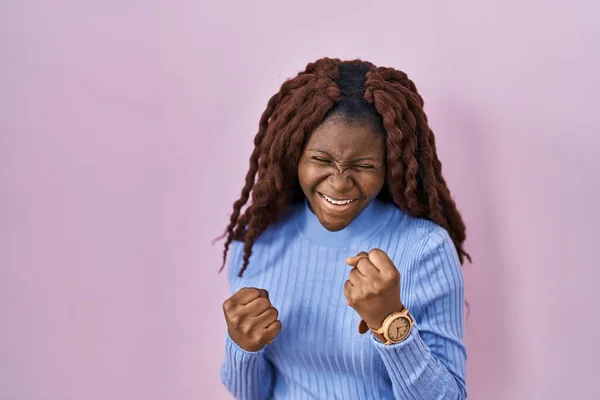 Африканская Женщина Стоящая Розовом Фоне Счастлива Взволнована Делая Жест Победителя — стоковое фото
