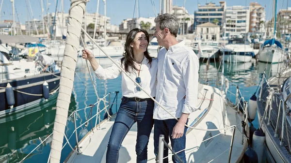 Kıdemli Erkek Kadın Çift Gülümsüyor Teknede Birlikte Duruyorlar — Stok fotoğraf