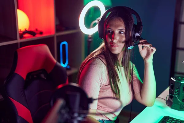 Young Beautiful Hispanic Woman Streamer Sitting Table Serious Expression Gaming — Stock Photo, Image