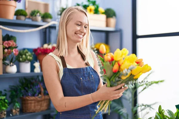 Young Blonde Woman Florist Holding Bouquet Flowers Florist Store — Stock Photo, Image