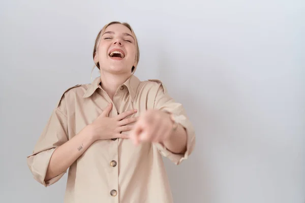 Gündelik Tişört Giyen Genç Beyaz Kadın Sana Gülüyor Eli Vücudunun — Stok fotoğraf