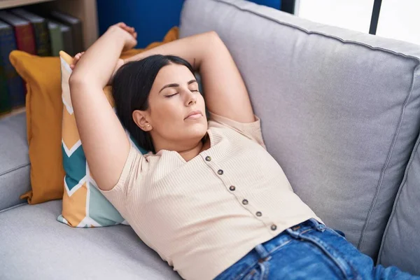 Young Beautiful Hispanic Woman Lying Sofa Sleeping Home — 스톡 사진